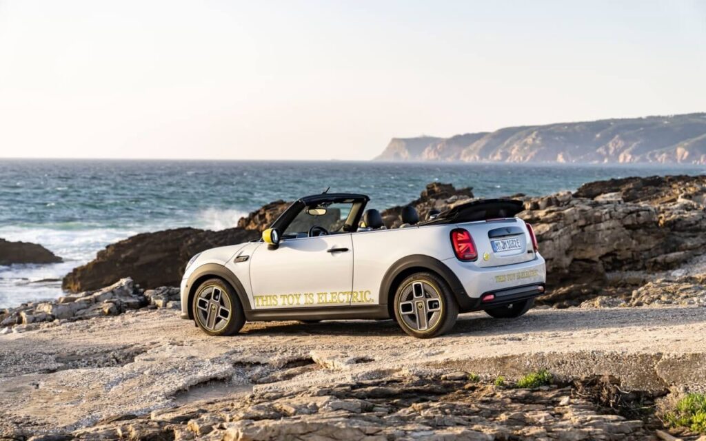 MINI Cooper SE Convertible estacionado à beira mar
